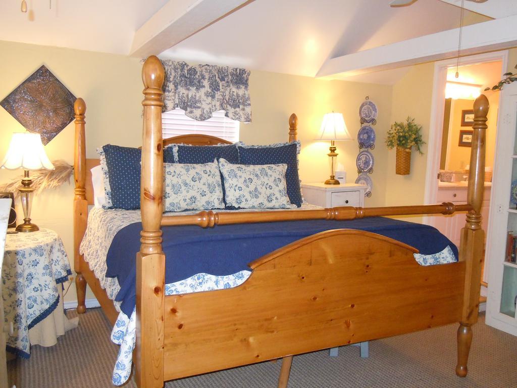 Carriage House Fredericksburg Bed & Breakfast Стая снимка