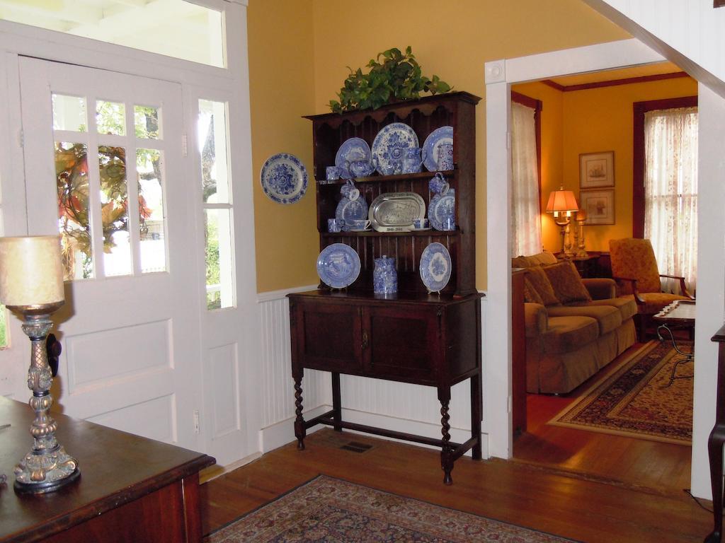 Carriage House Fredericksburg Bed & Breakfast Екстериор снимка