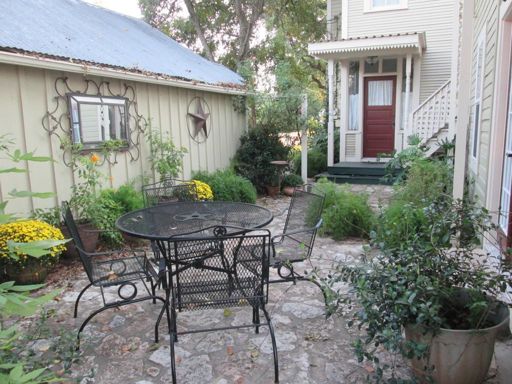Carriage House Fredericksburg Bed & Breakfast Екстериор снимка
